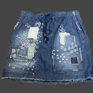 ANTHROPOLOGIE Pilcro Patchwork Denim Mini Skirt Womens L Embroidered Shabby
